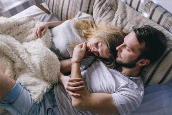 Почему полезно спать рядом с любимым человеком?