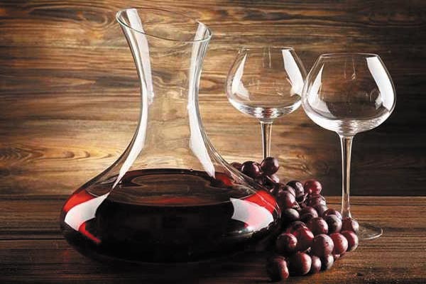 Вино на ужин защищает от алкоголизма